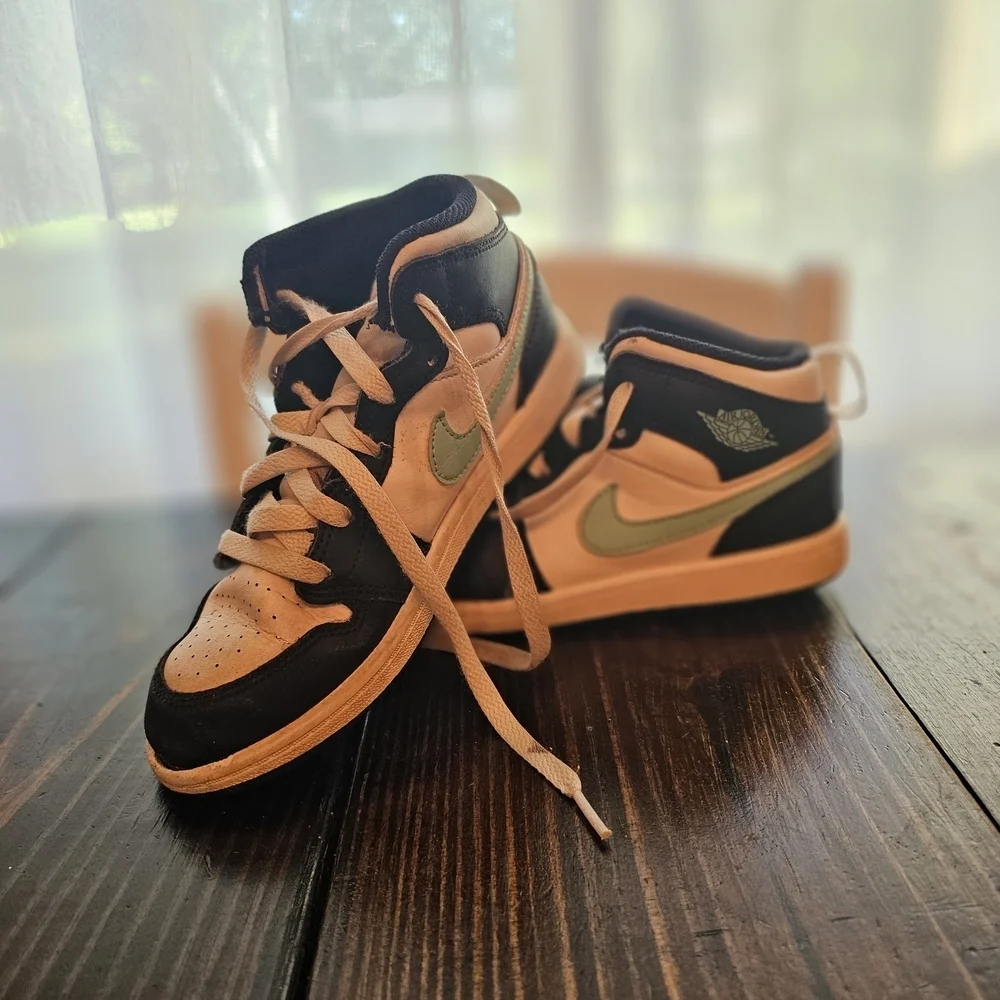 Nike Air Jordan 1 Mint And Black Youth Sneakers